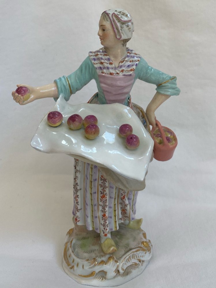 Meissen apple seller from Paris Criers series. Model number 17