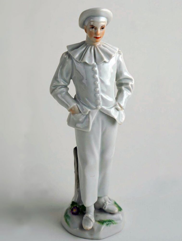 Meissen COMMEDIA DELL'ARTE figure of Pedrolino. Model number S130