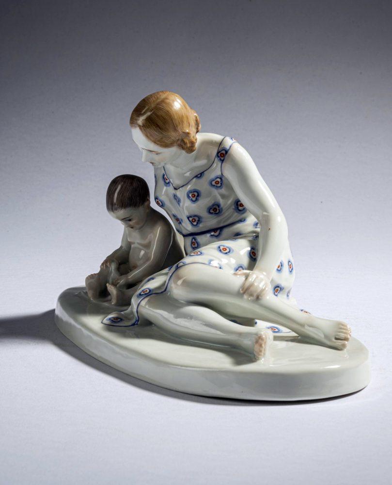 Meissen figural group "Mother with baby". Model number Z198 by Emmerich Oehler