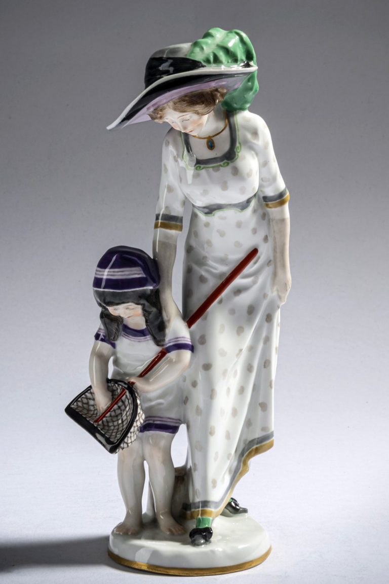 Meissen figural group "Lady with child at the beach" by Alfred Konig. Model number B234