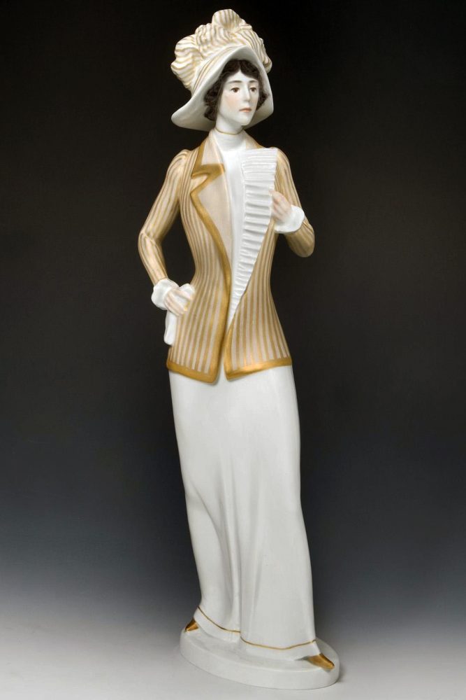 Meissen figure of Parisian Woman. Model number B262 by Theodor Eichler