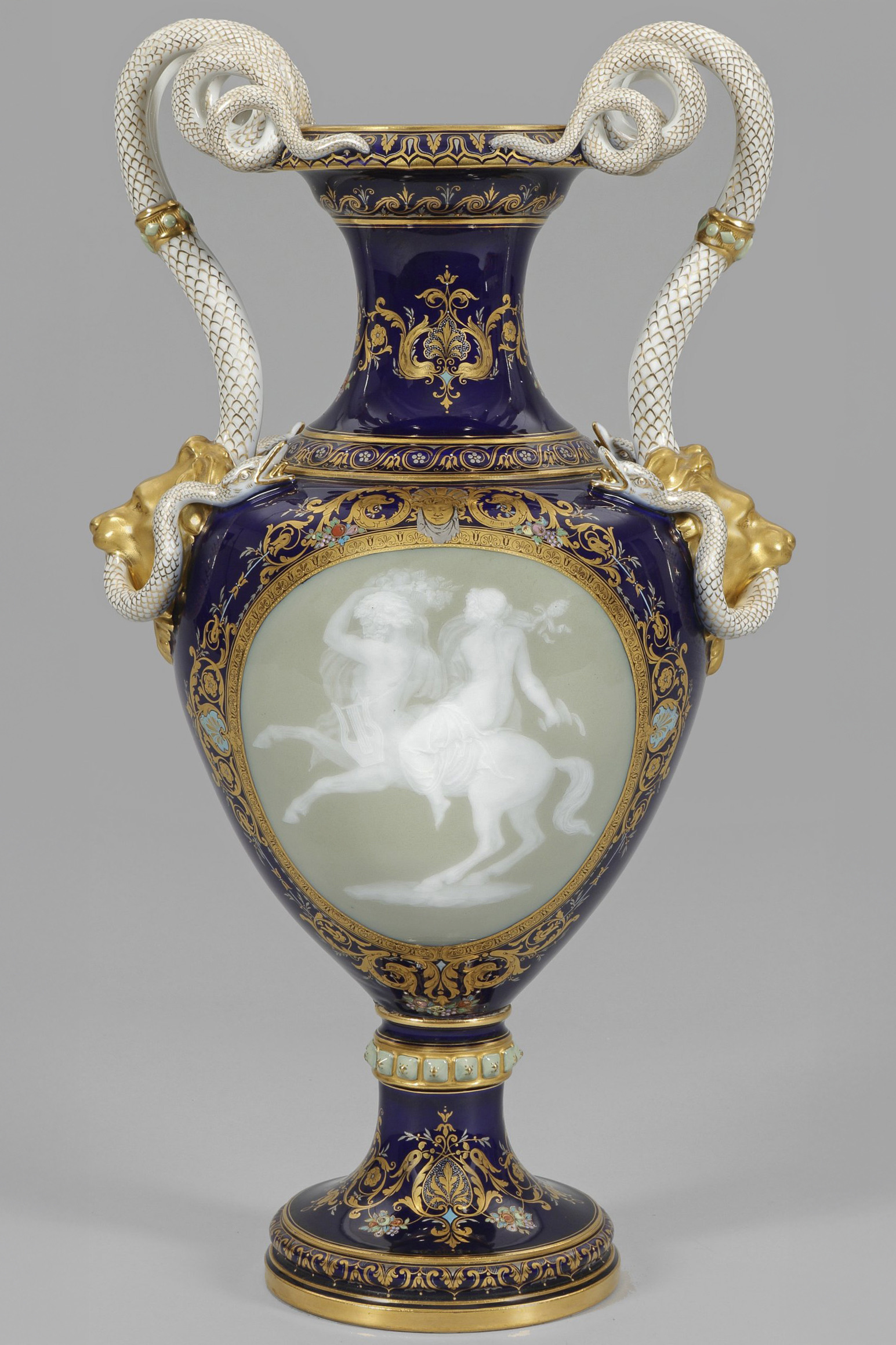 Pâte-sur-pâte Meissen vase