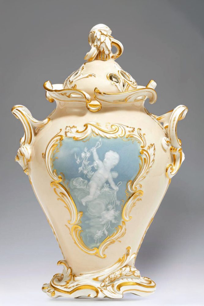 Meissen pate-sur-pate vase. Jar. Model number R61