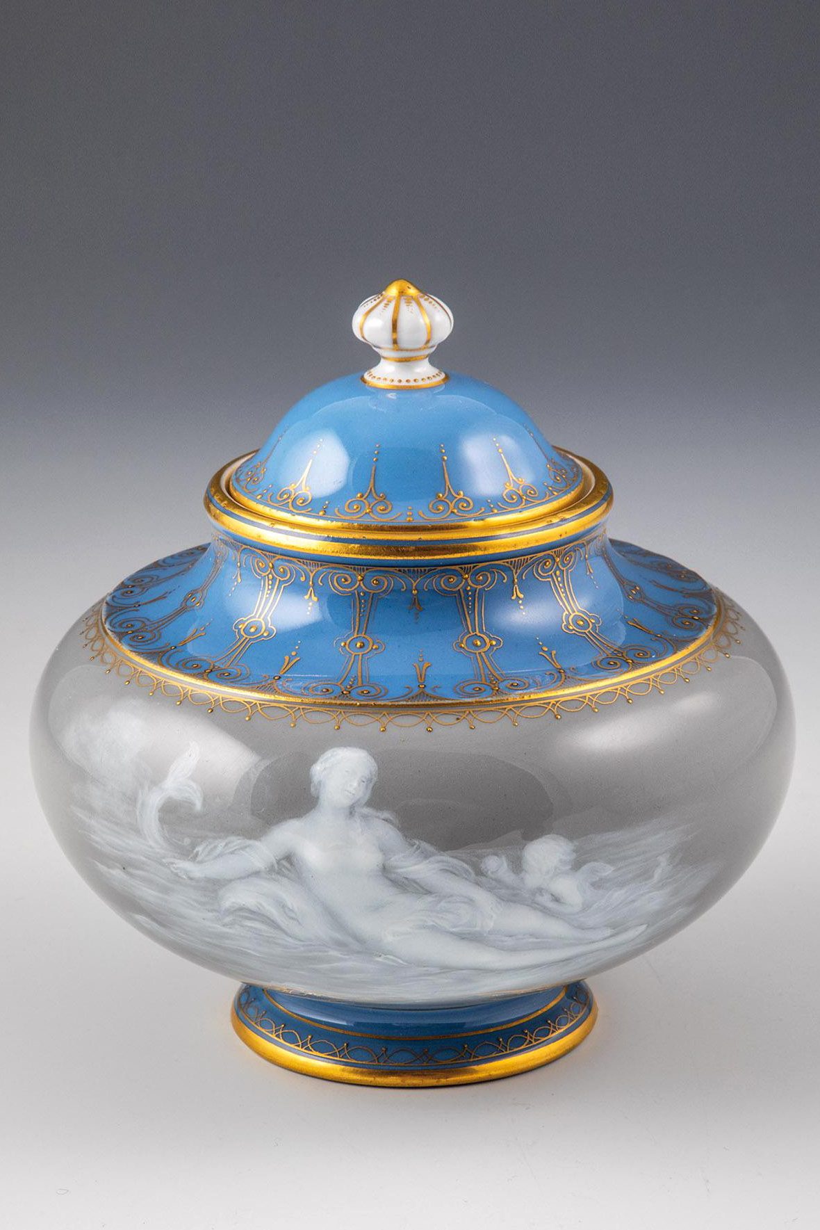 Meissen vase / covered jar. Pate-sur-pate. Model number K157