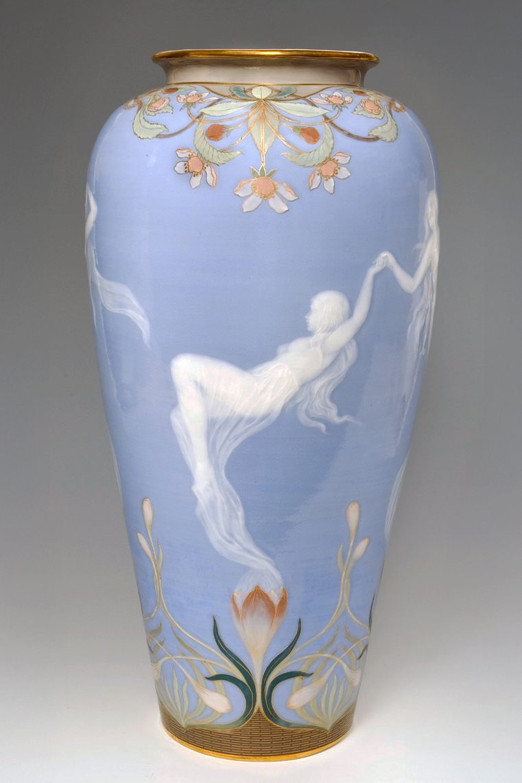 Meissen pate-sur-pate vase. Model Q107