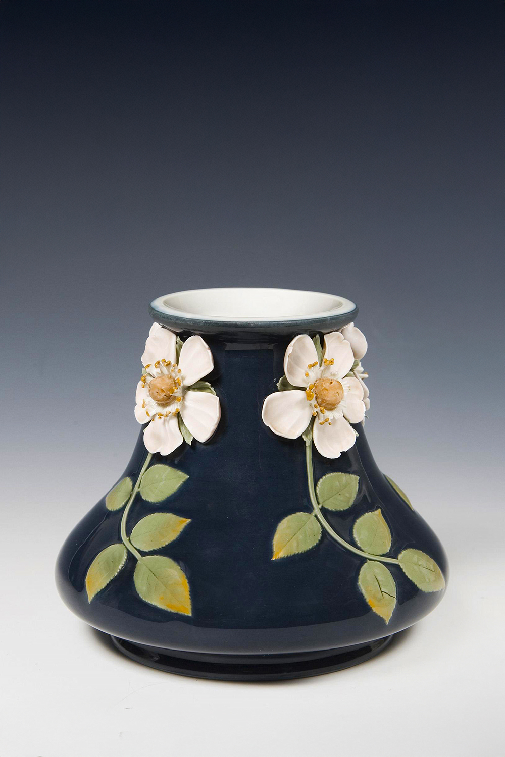 Meissen vase with applied flowers by Rudolf Hentschel. Art Nouveau.