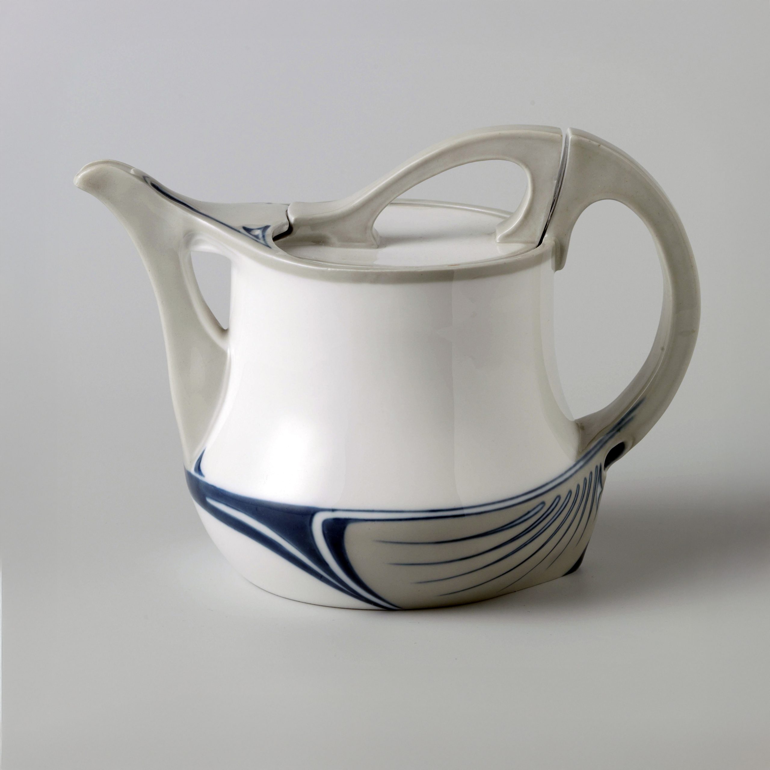 Meissen teapot from Saxonia Service. Voigt