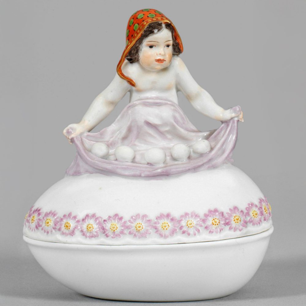 Meissen box - Girl with eggs on top. Model number Y126 by PaulHelmig