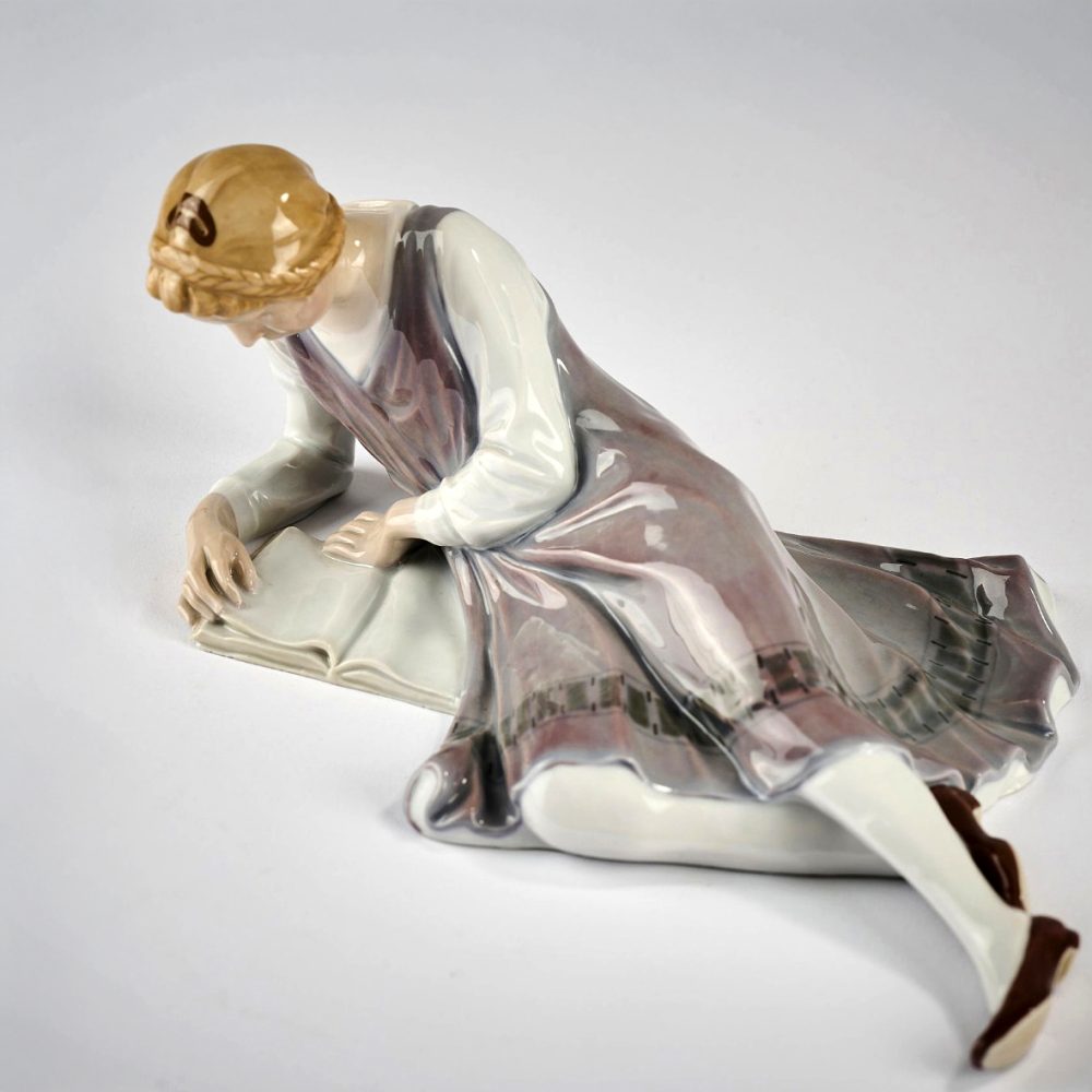 Meissen Y112 Figure Girl Reading