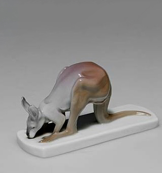 Meissen Y137 Kangaroo Drinking