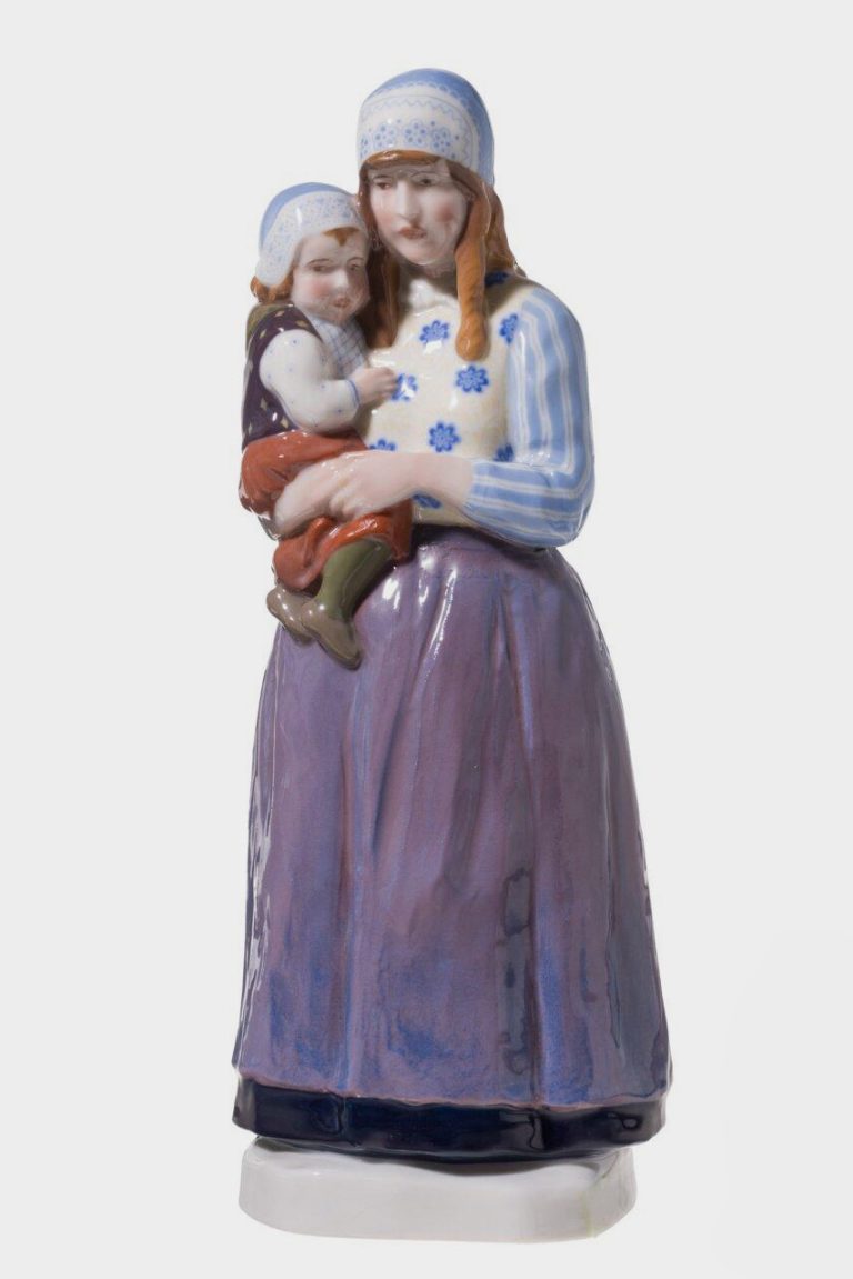 Kpm 10882 Figural Group Mother With Child By Rudolf Marcuse