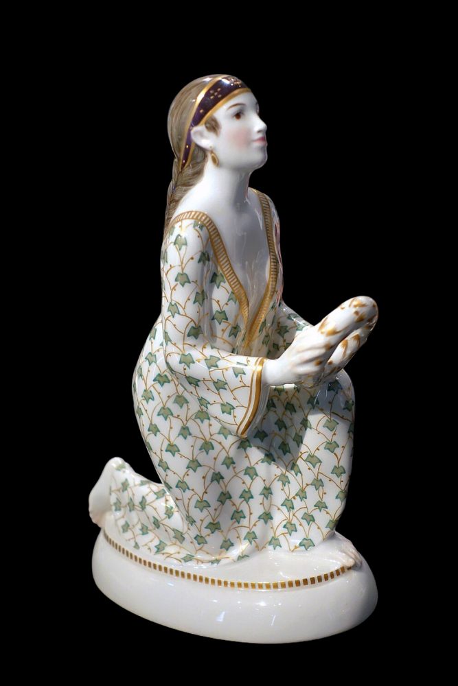 Kpm 9444 Figure Kneeling Caucasian Woman