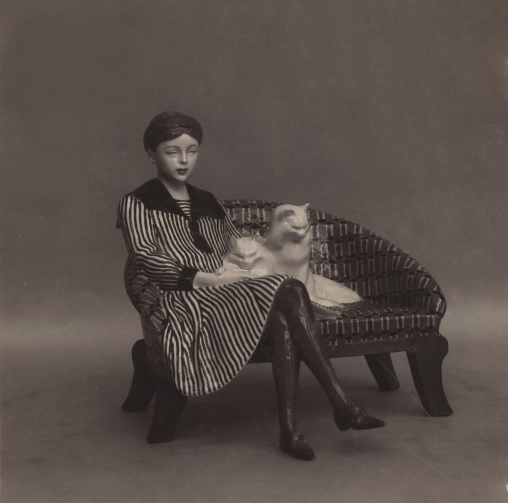 Langenzersdorf Figure Girl With Cat In The Chair By Eduard Klablena