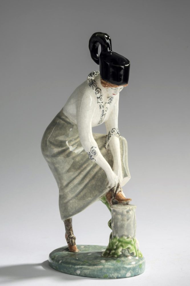 Langenzersdorf Figure Lady Tying A Shoelace By Eduard Klablena 003