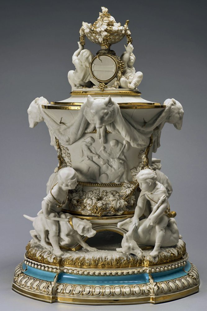 Minton 631 Parian Wine Cooler Victoria With Hunting Scenes